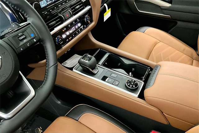 New 2025 Nissan Pathfinder Platinum image 8