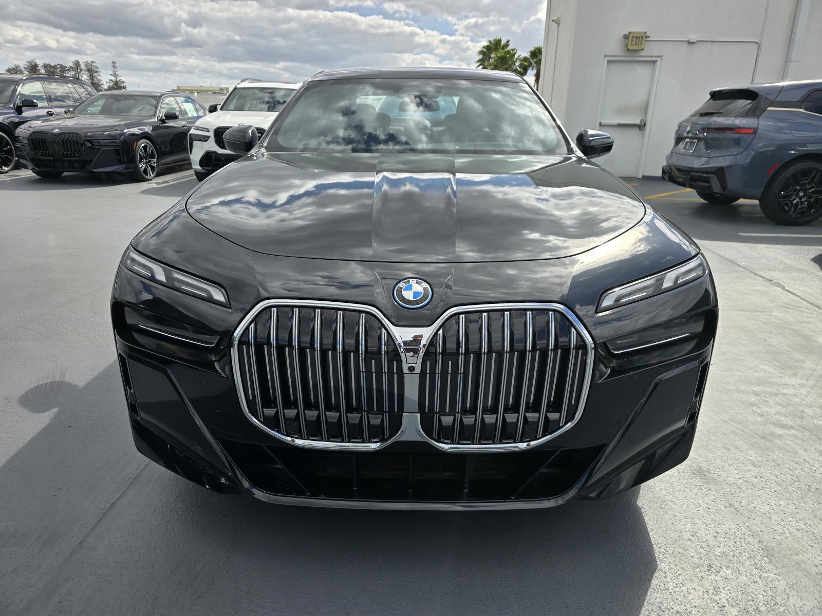 New 2026 BMW 750e xDrive image 2