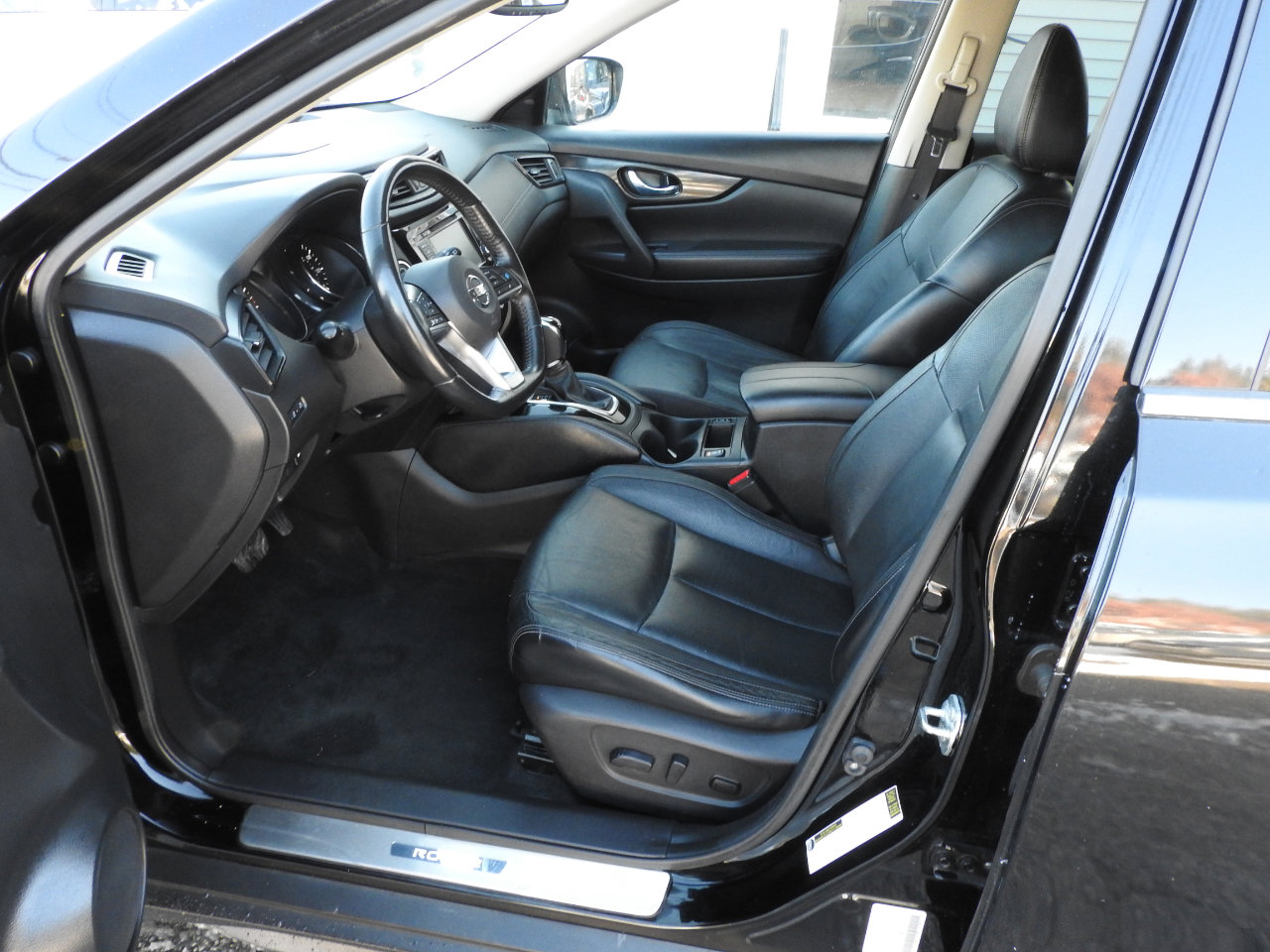 Used 2018 Nissan Rogue SL w/ Premium Package image 6