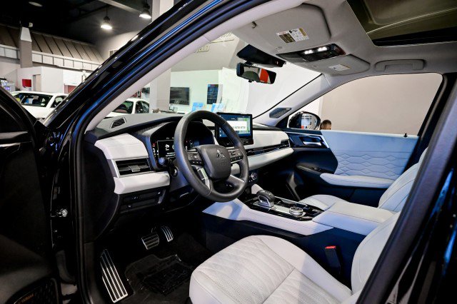 Used 2025 Mitsubishi Outlander AWD image 13