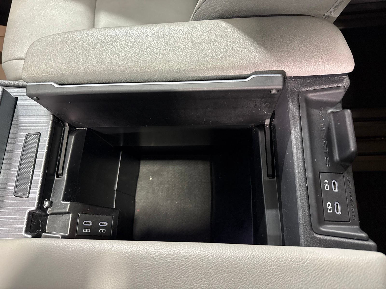 Used 2025 Toyota Sienna XLE FWD image 40