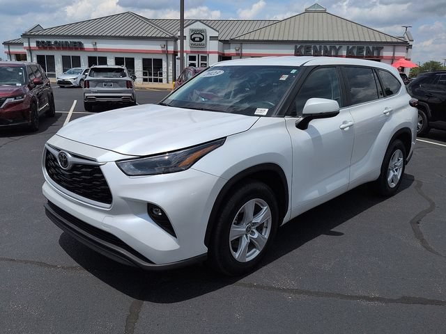 Used 2023 Toyota Highlander LE FWD image 3