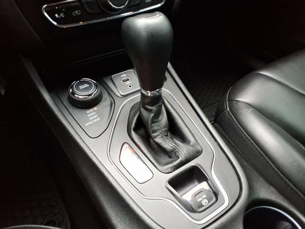 Certified 2019 Jeep Cherokee Latitude Plus w/ Cold Weather Group AWD/4WD image 14