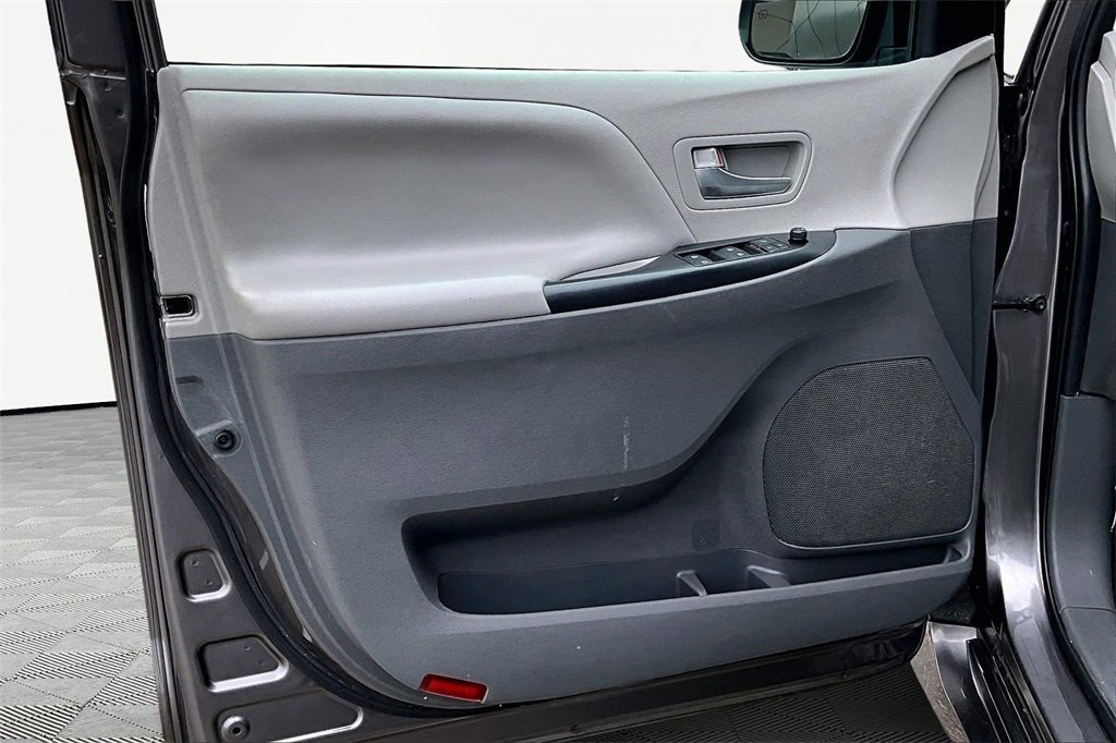Used 2020 Toyota Sienna LE image 23
