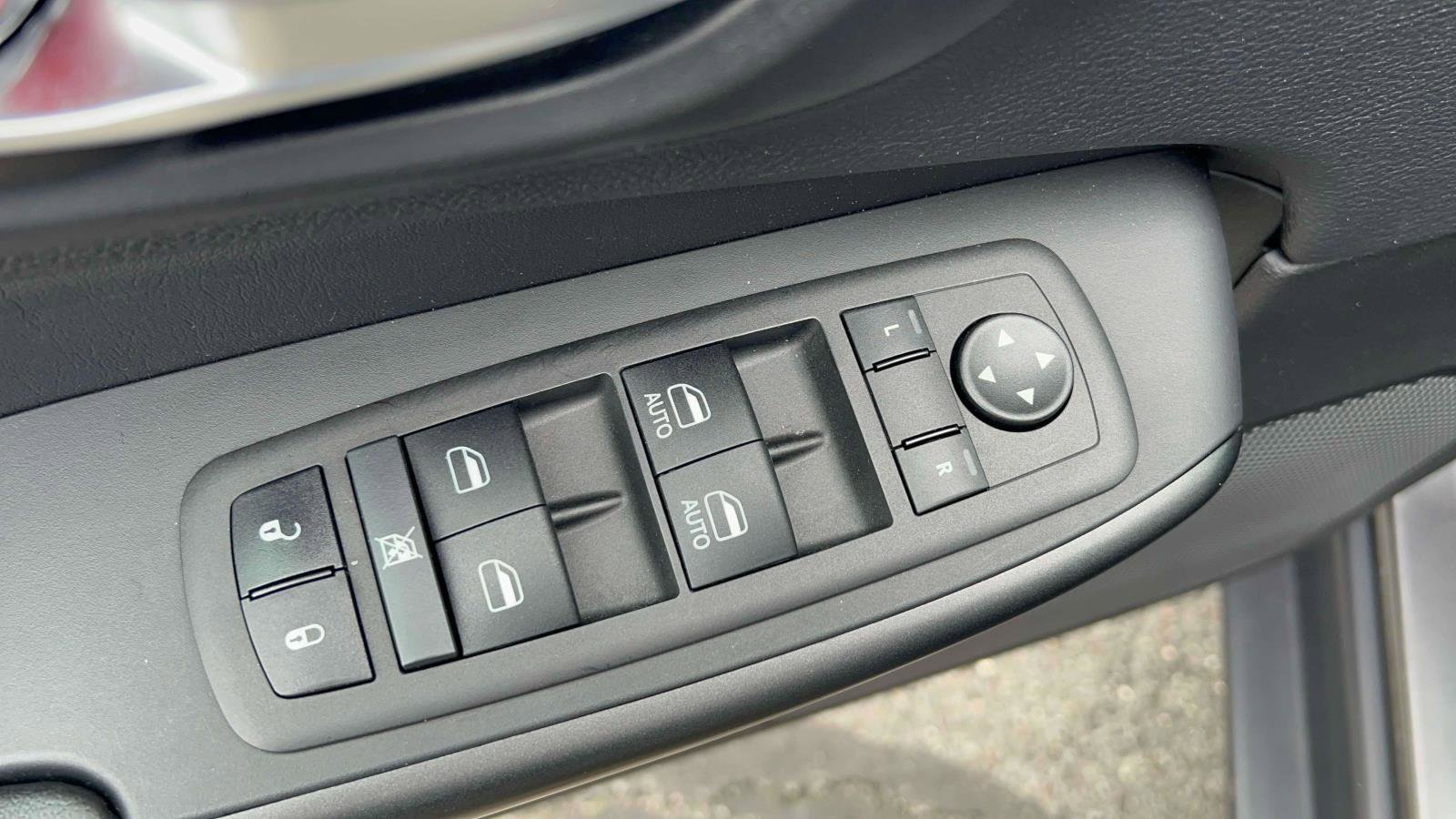 Used 2023 Jeep Cherokee Trailhawk AWD/4WD image 21