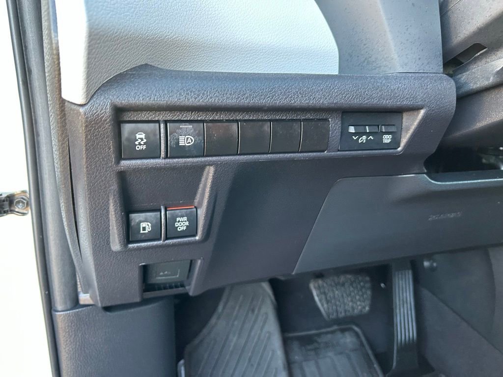 Used 2025 Toyota Sienna LE image 27