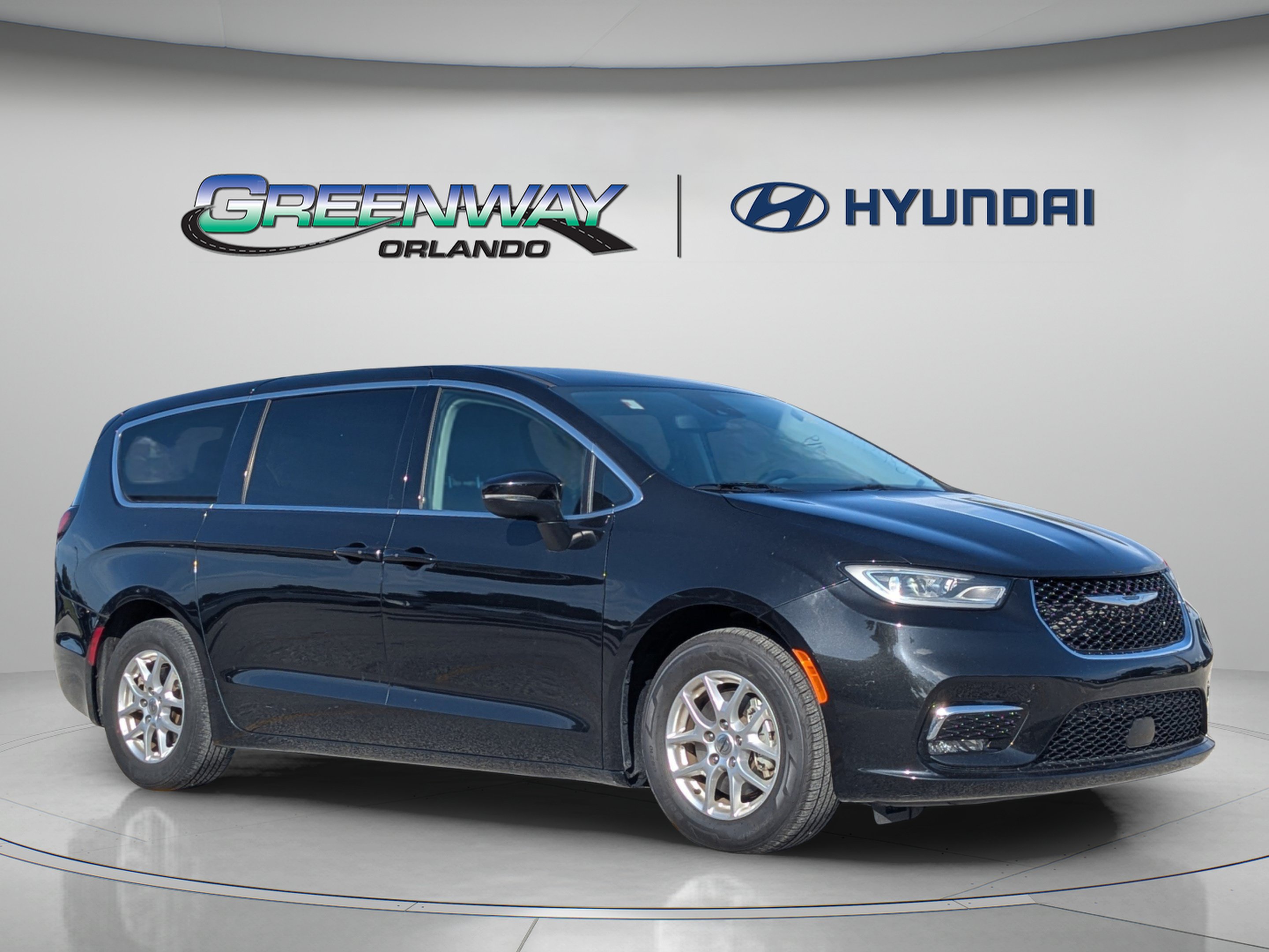 Used 2023 Chrysler Pacifica Touring-L FWD image 1