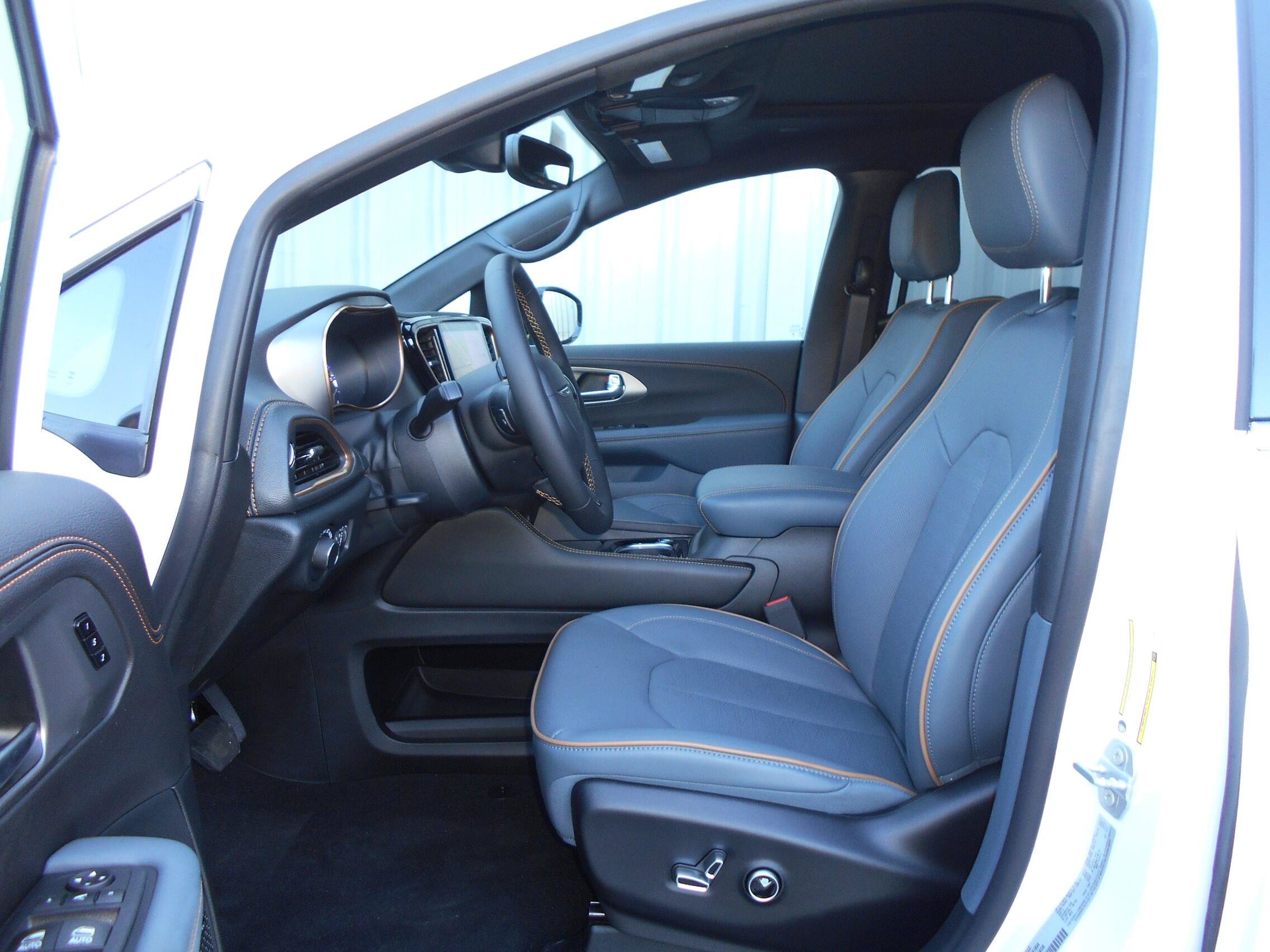 New 2027 Chrysler Pacifica Pinnacle w/ Theater Group FWD image 6