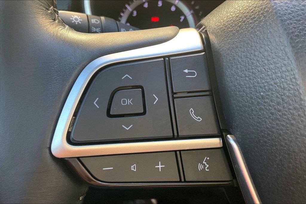 Used 2023 Toyota Highlander L image 25