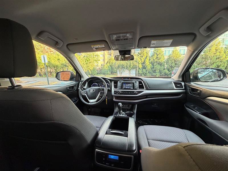 Used 2019 Toyota Highlander LE AWD/4WD image 26