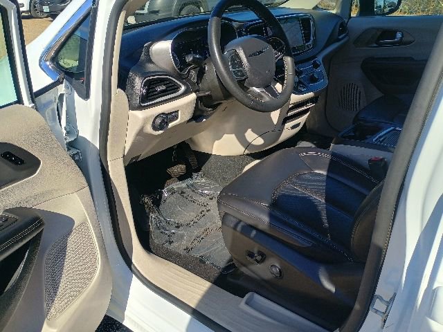 Used 2023 Chrysler Pacifica Touring-L FWD image 22