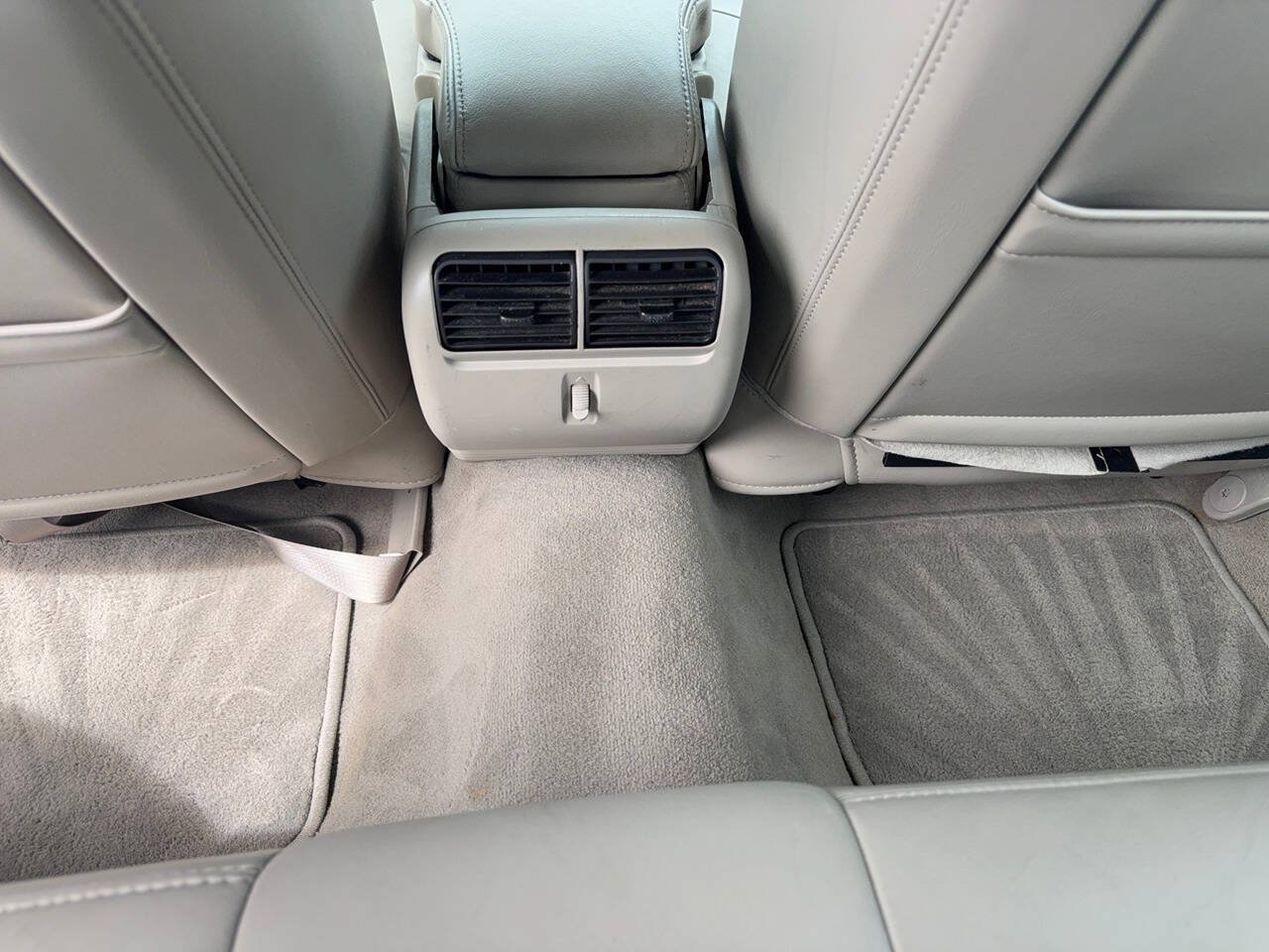 Used 2008 Lincoln Town Car Signature Limited RWD image 25