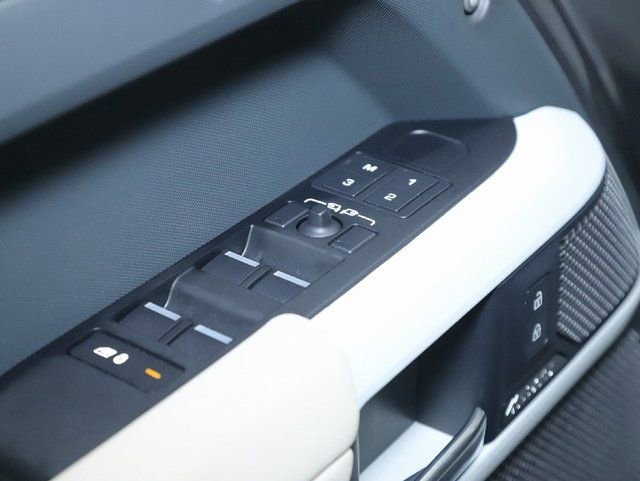 Used 2023 Land Rover Defender 110 SE image 33