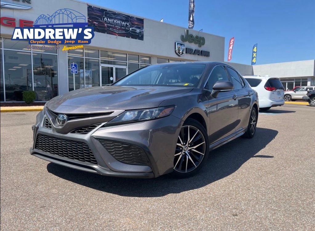 Used 2023 Toyota Camry SE image 1