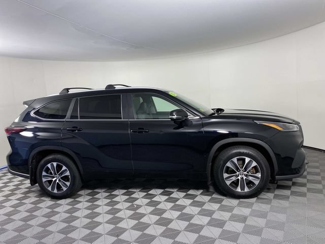 Used 2024 Toyota Highlander XLE AWD/4WD image 11