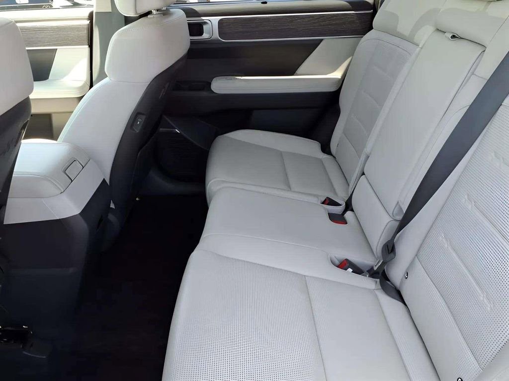 Used 2024 Hyundai Santa Fe Limited FWD image 10
