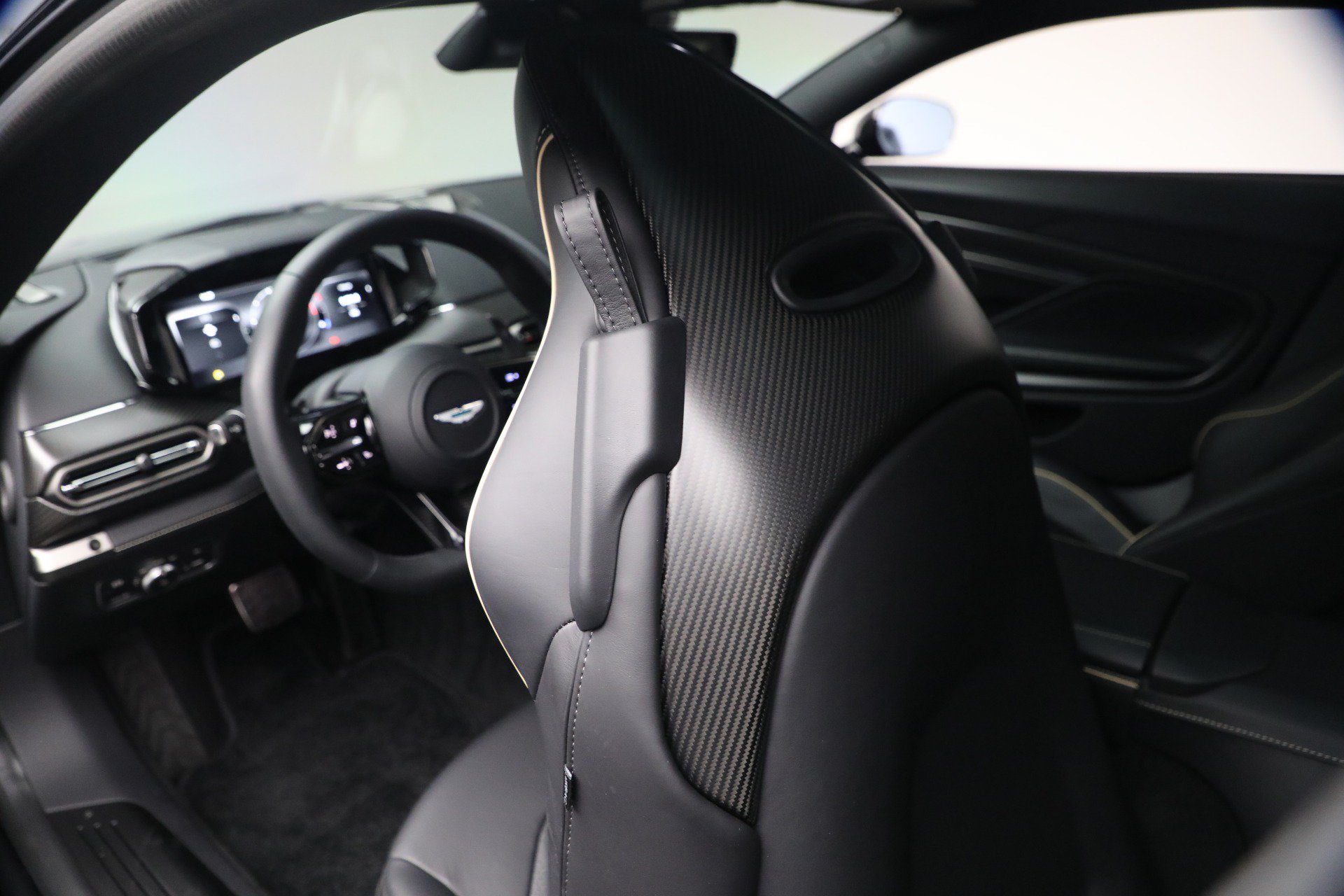 Used 2025 Aston Martin Vanquish RWD image 16