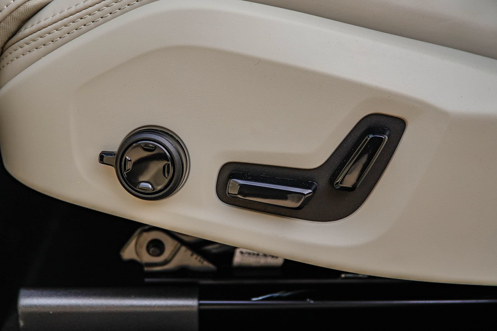 New 2026 Volvo XC90 T8 Ultra w/ Protection Package Premier AWD/4WD image 23