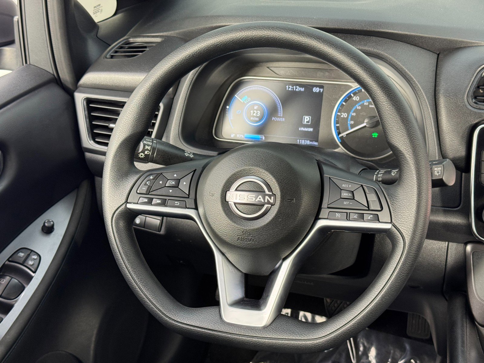 Used 2025 Nissan Leaf S image 18