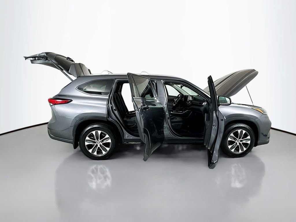 Used 2021 Toyota Highlander XLE AWD/4WD image 24