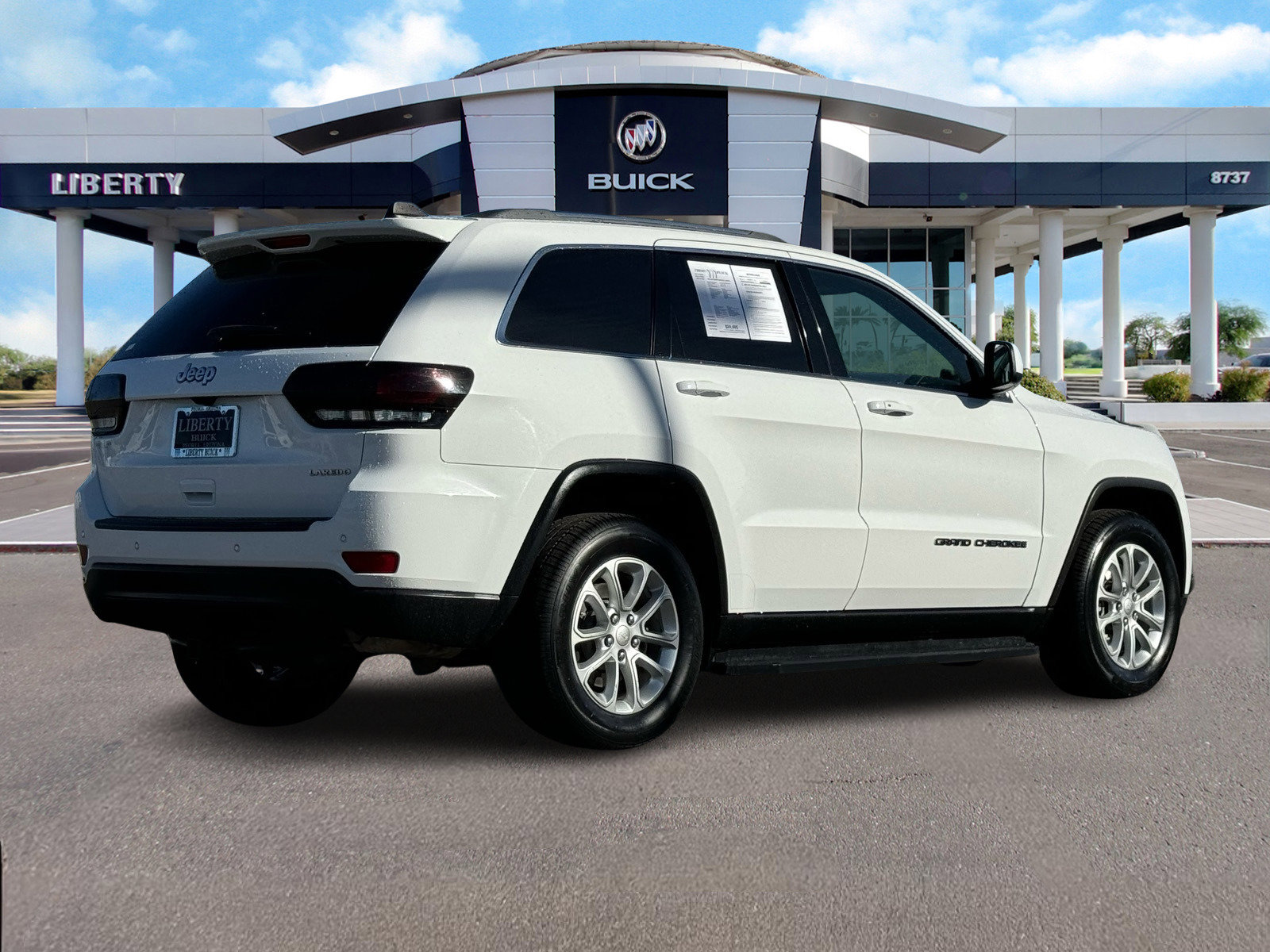 Used 2021 Jeep Grand Cherokee Laredo image 3