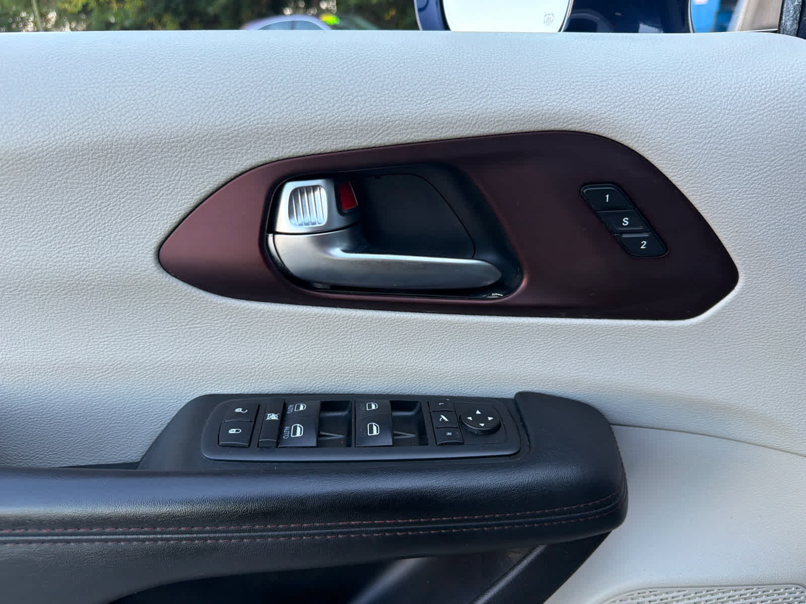 Used 2020 Chrysler Pacifica Limited w/ Advanced Safetytec Group FWD image 17