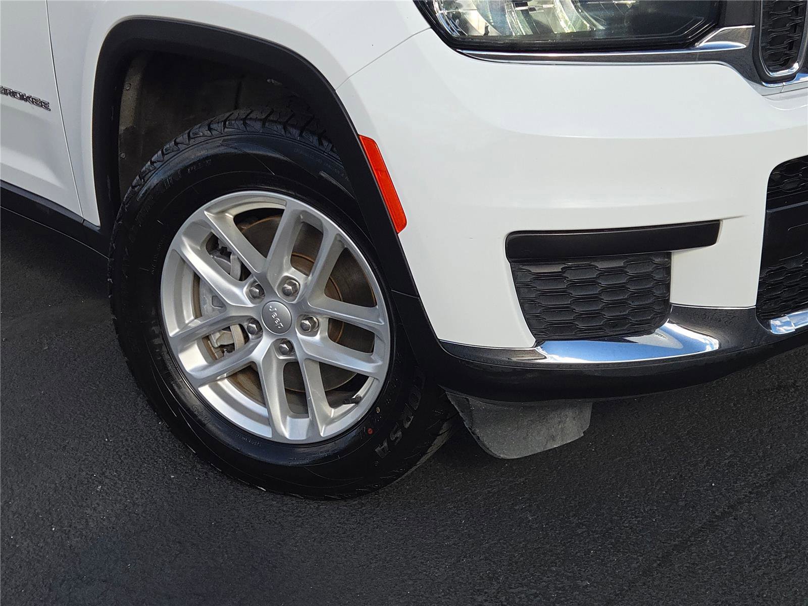 Certified 2023 Jeep Grand Cherokee L Laredo image 3