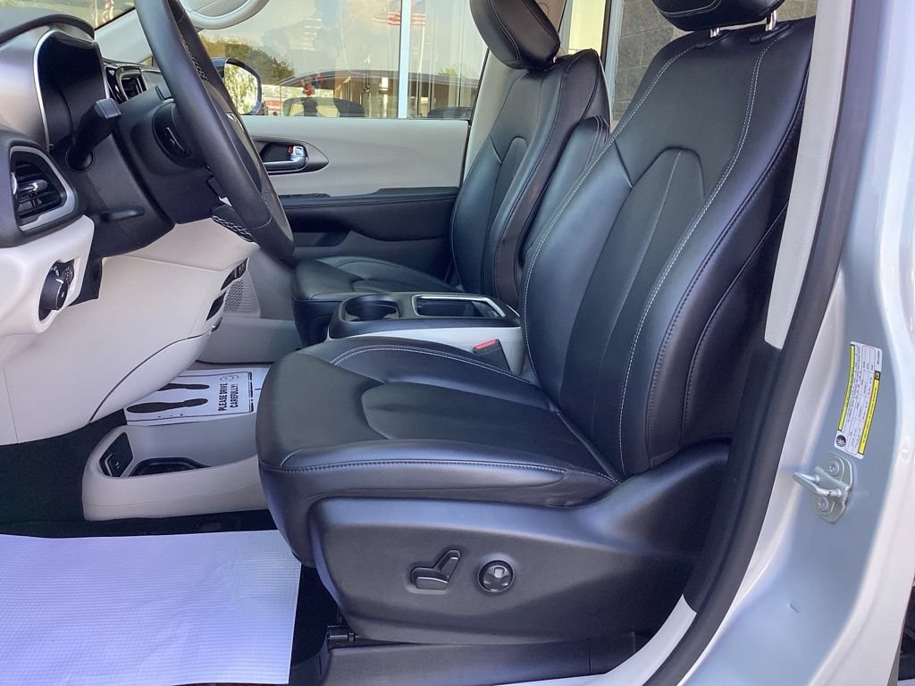 Used 2024 Chrysler Pacifica Touring-L FWD image 14
