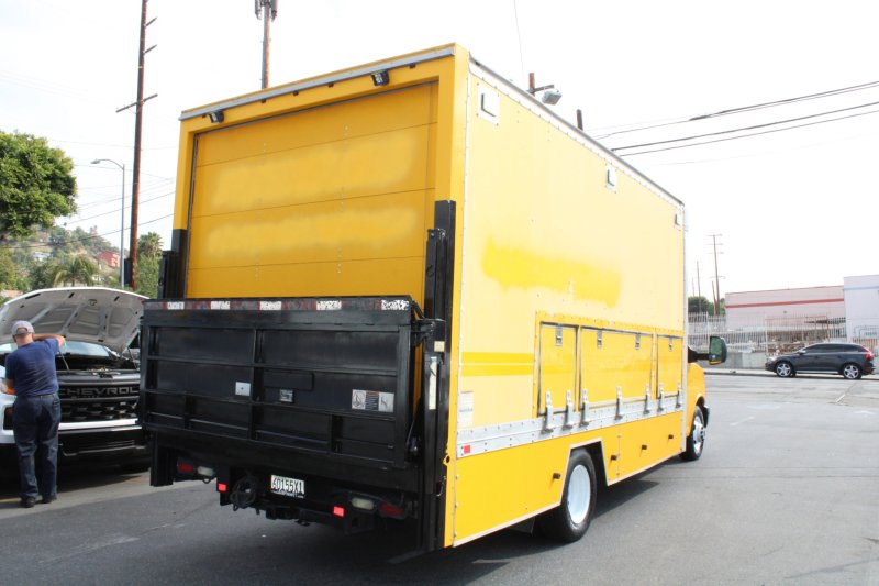 Used 2015 GMC Savana 3500 RWD image 6