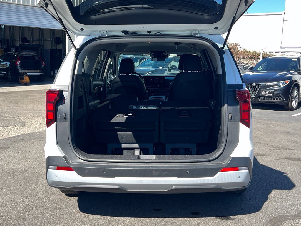 Used 2025 Kia Carnival FWD image 10