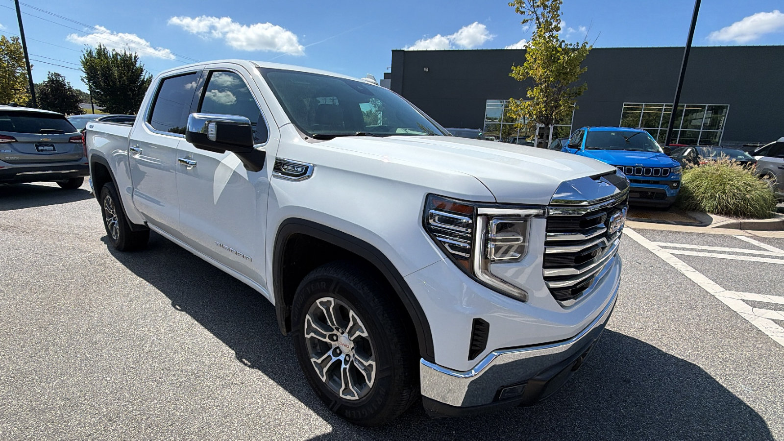 Used 2025 GMC Sierra 1500 SLT AWD/4WD image 5