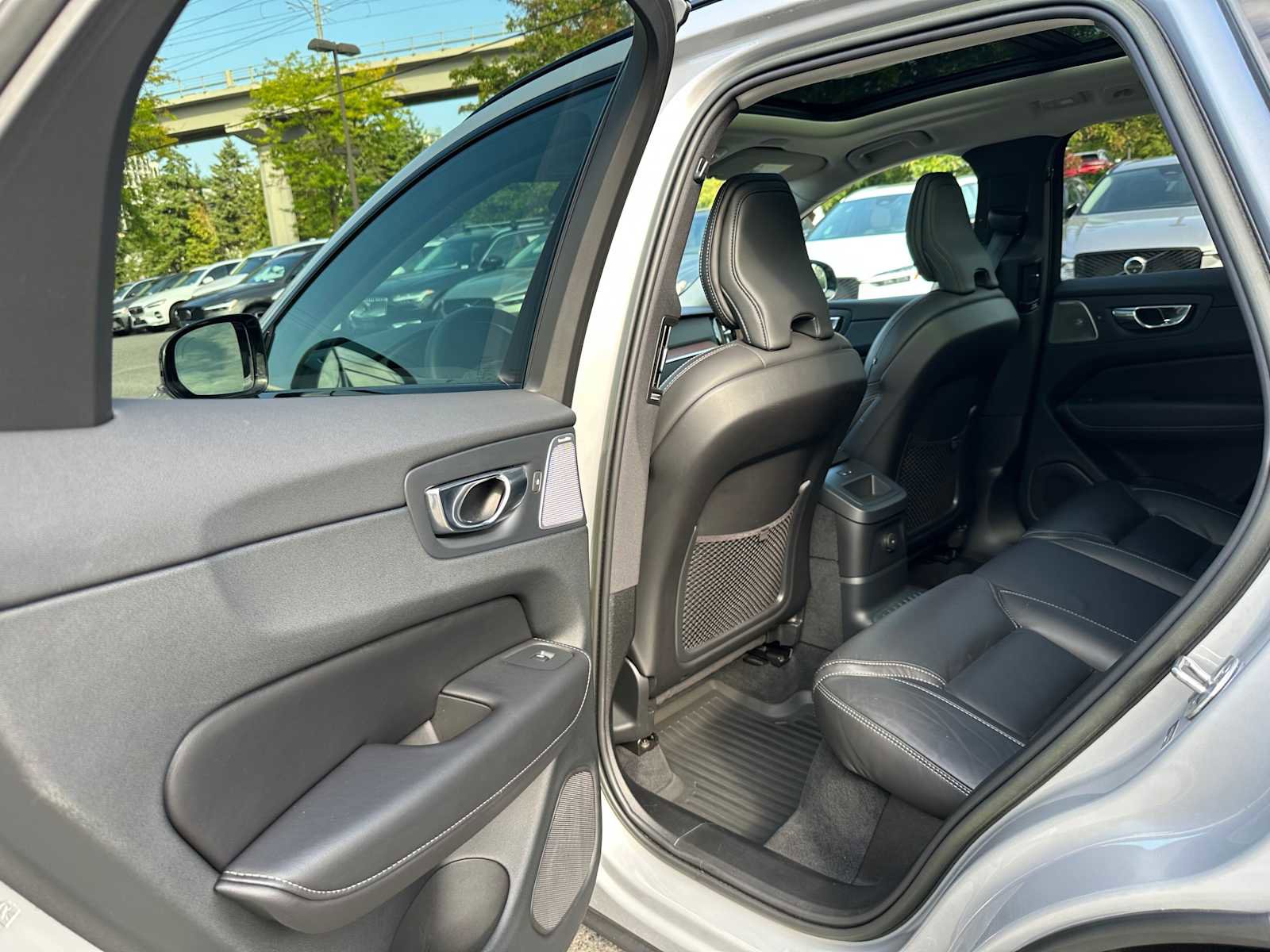 Certified 2023 Volvo XC60 T8 Ultimate w/ Climate Package image 15