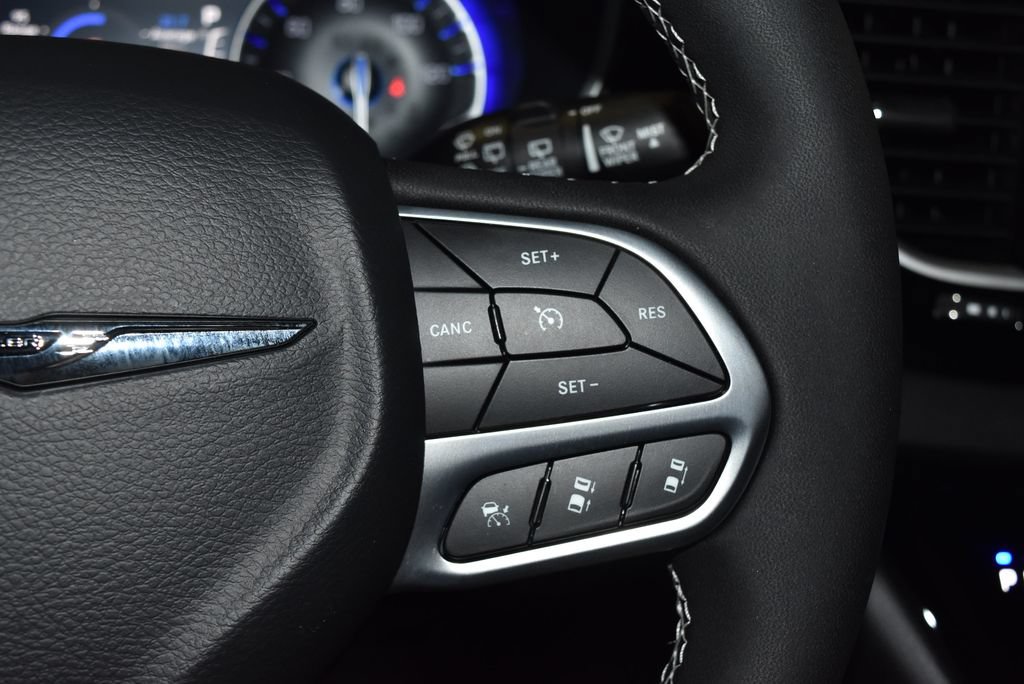 Used 2025 Chrysler Voyager LX FWD image 9