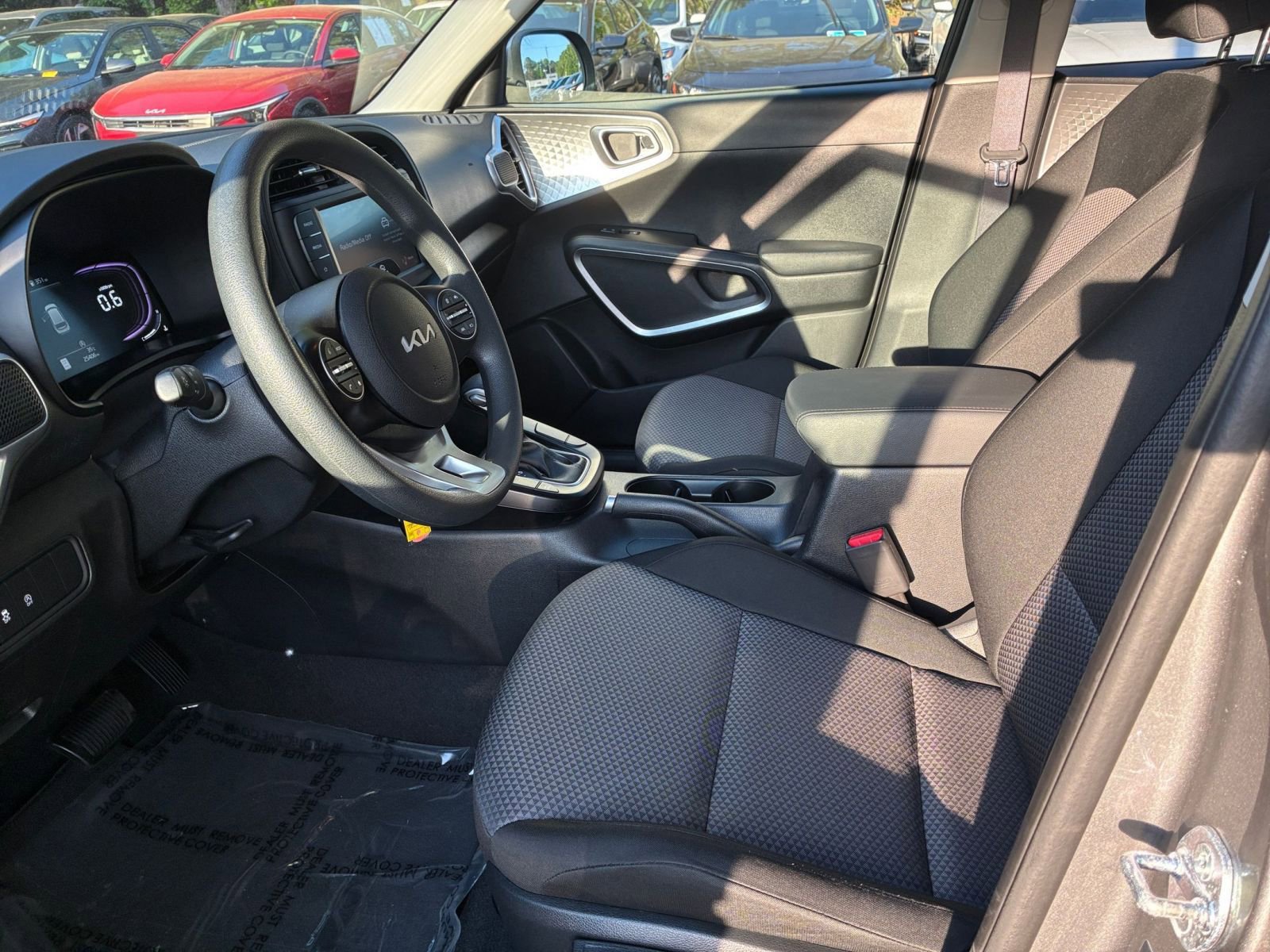 Used 2025 Kia Soul LX w/ LX Technology Package FWD image 28