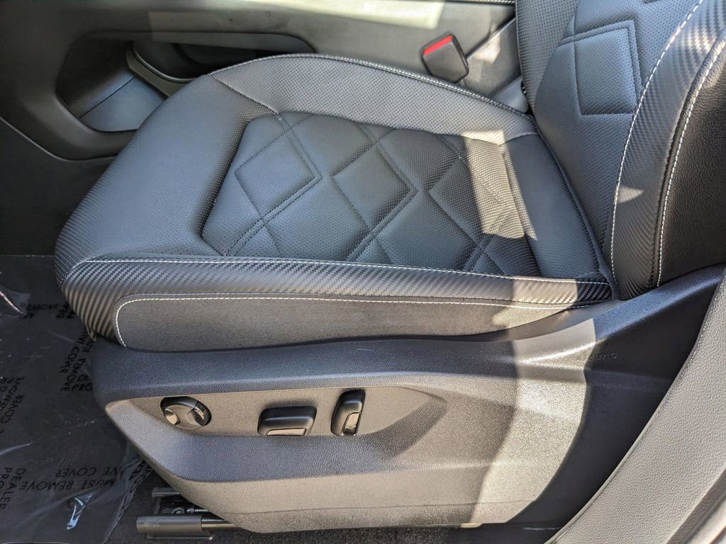 Certified 2025 Volkswagen Atlas Cross Sport SE FWD image 19