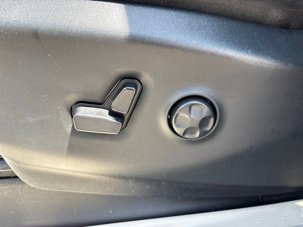 Used 2024 Chrysler Pacifica Touring-L FWD image 22