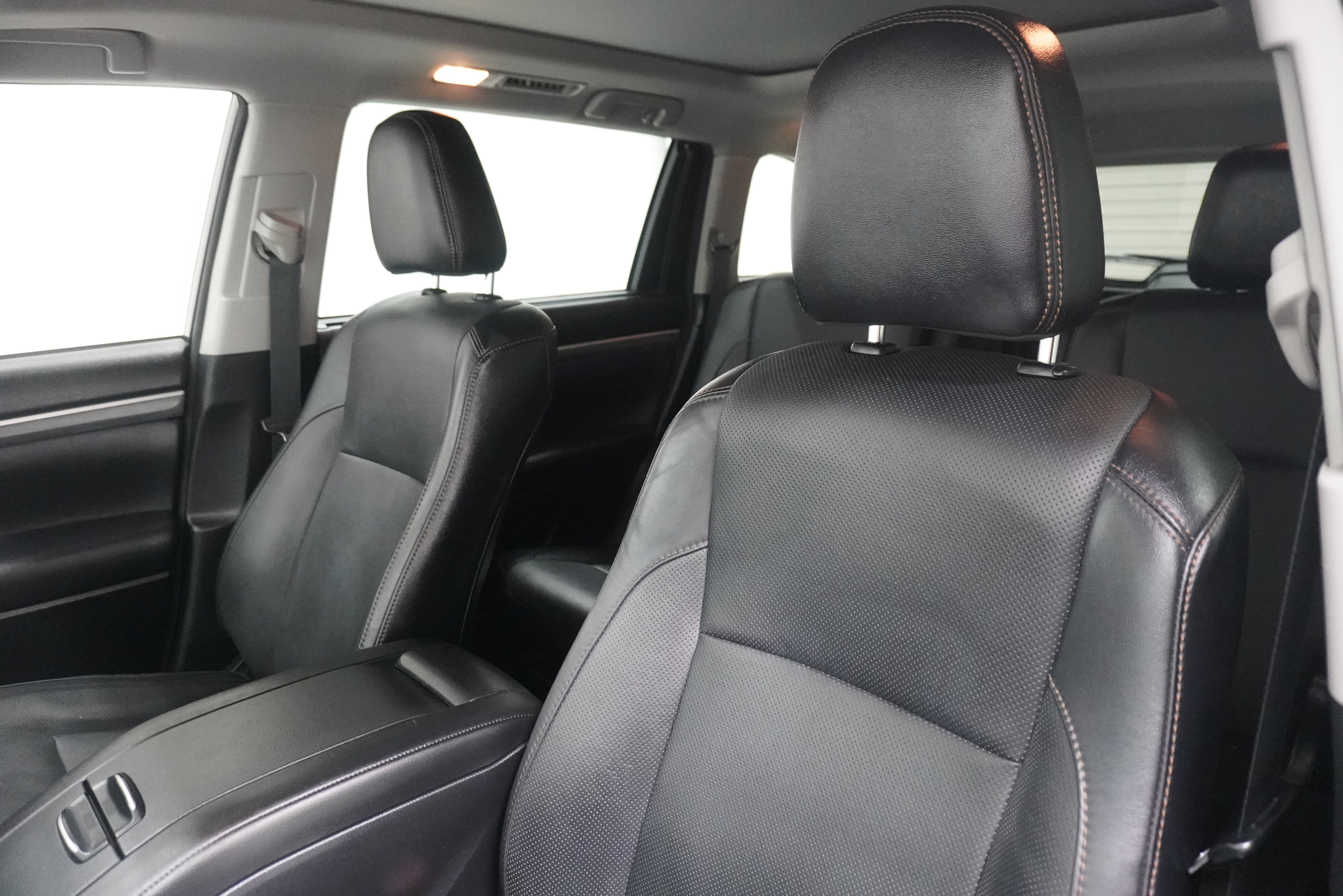 Used 2017 Toyota Highlander Limited Platinum FWD image 11