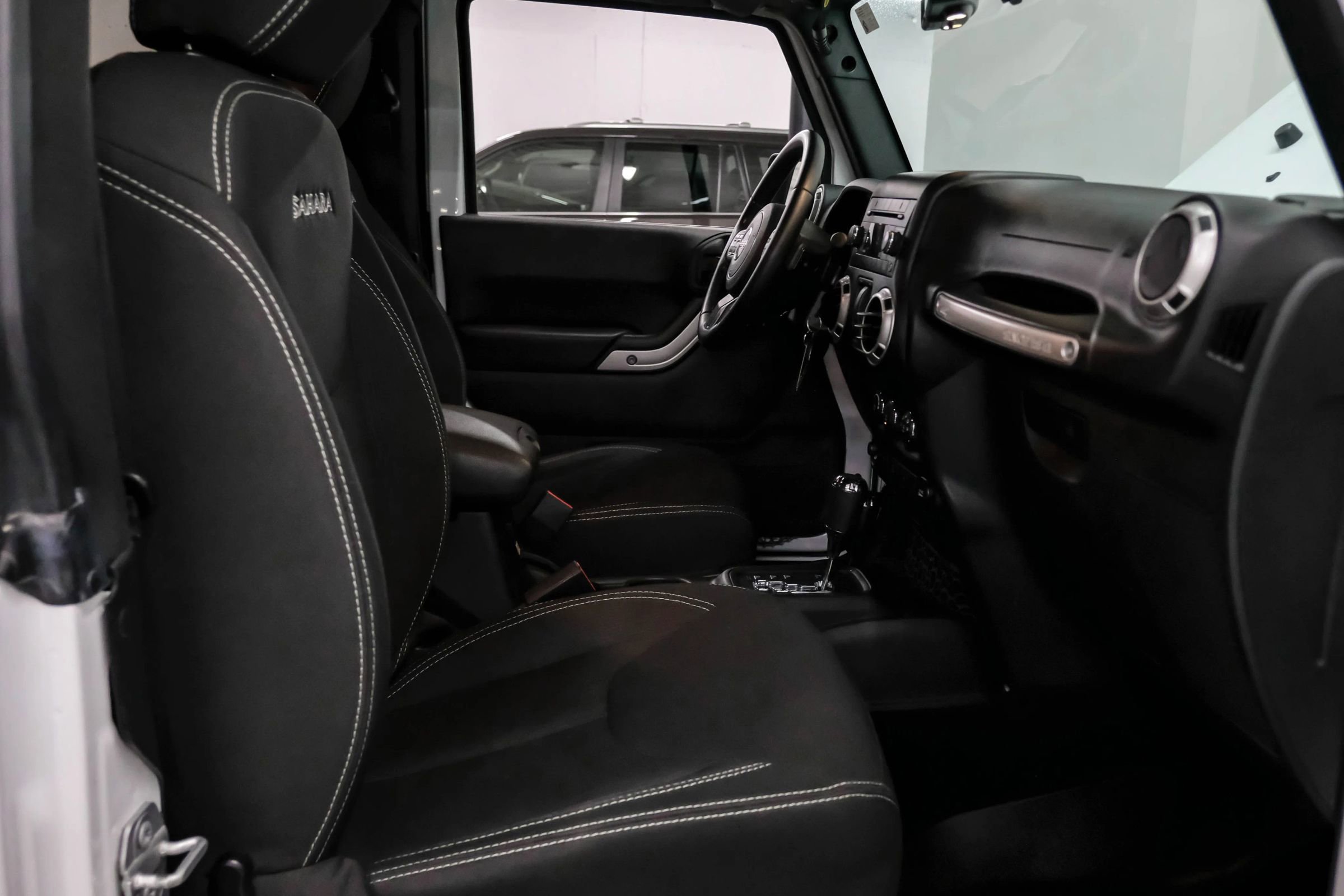 Used 2018 Jeep Wrangler Sahara w/ Connectivity Group AWD/4WD image 25