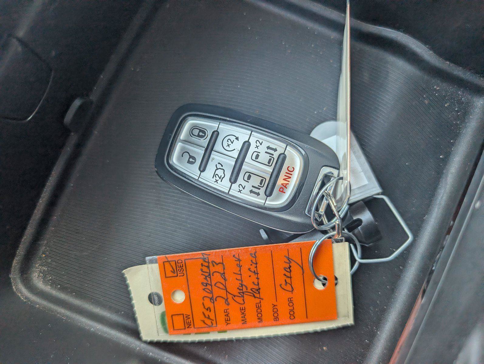 Used 2023 Chrysler Pacifica Touring-L FWD image 21