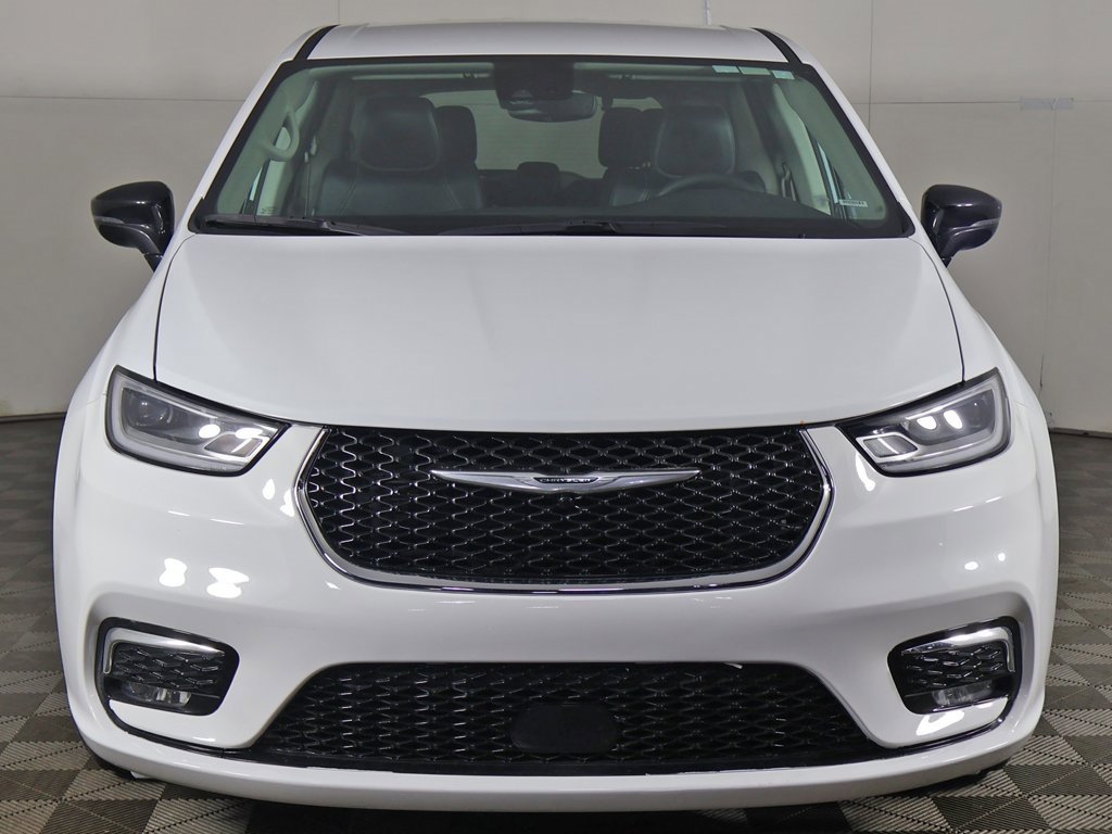 Used 2024 Chrysler Pacifica Touring-L image 11