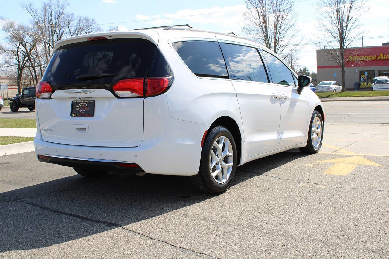 Used 2017 Chrysler Pacifica Touring Plus w/ Tire & Wheel Group image 10