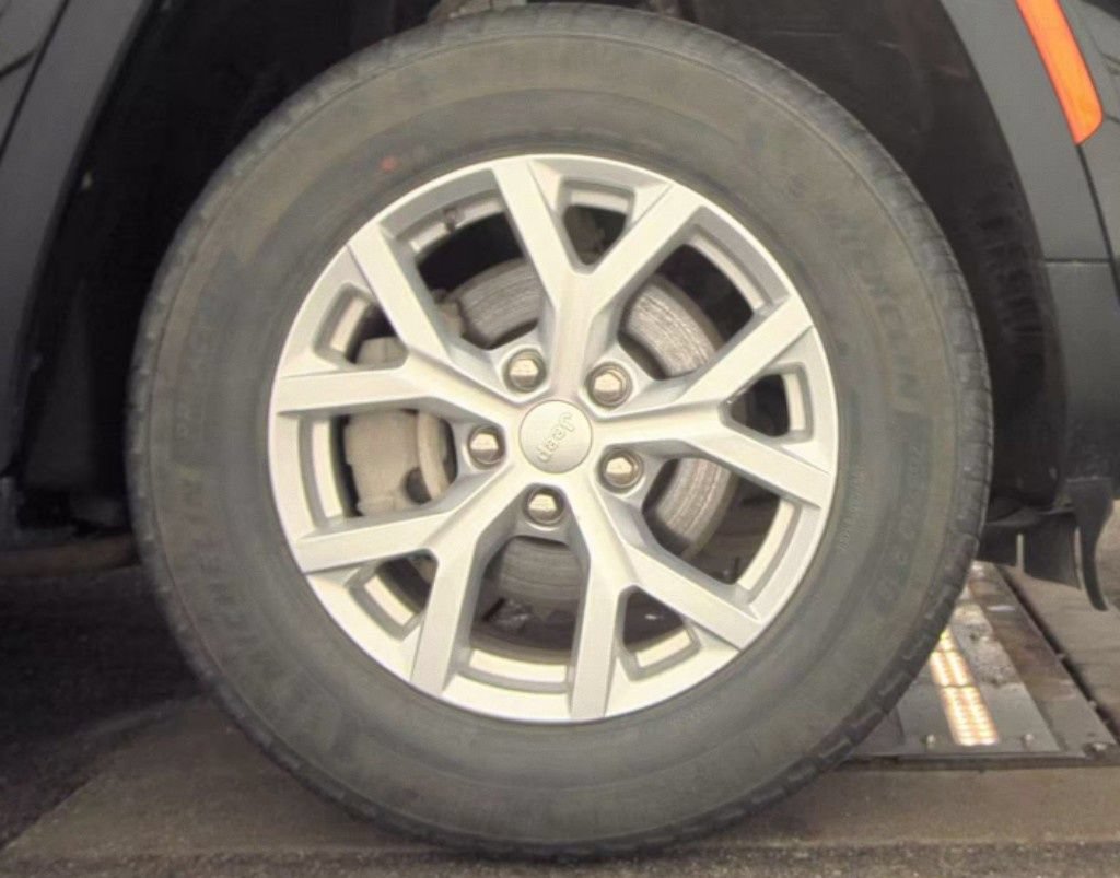 Used 2023 Jeep Grand Cherokee Limited AWD/4WD image 11