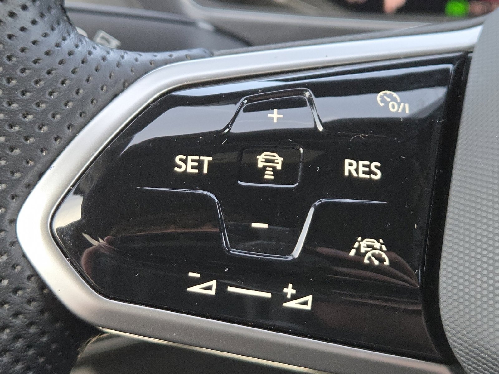 Used 2022 Volkswagen Tiguan SEL R-Line image 34