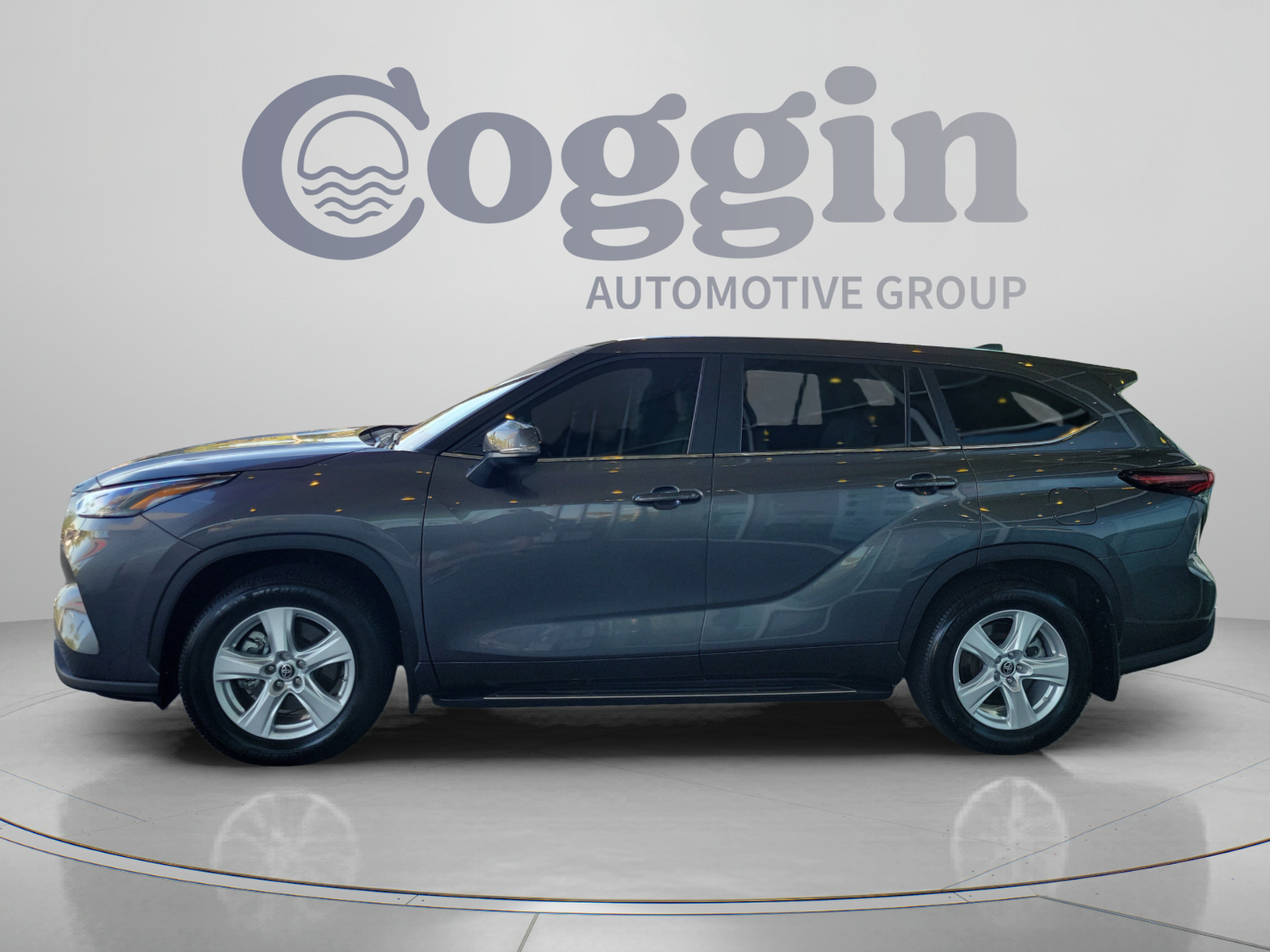 Used 2024 Toyota Highlander LE AWD/4WD image 3