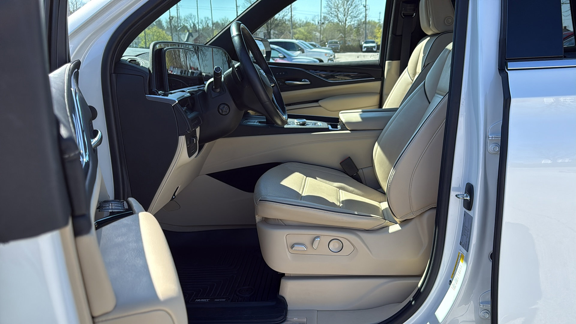 Used 2021 Cadillac Escalade Premium Luxury w/ Performance Package AWD/4WD image 8