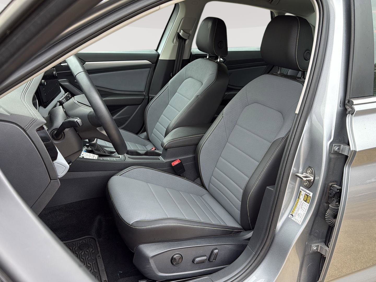 Certified 2025 Volkswagen Jetta SE image 10