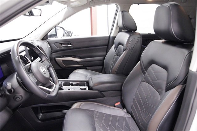 Used 2023 Nissan Pathfinder Platinum image 14
