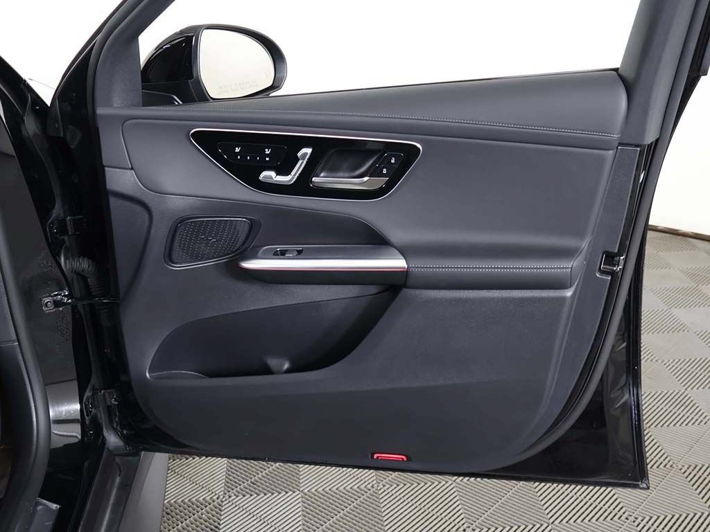 Used 2025 Mercedes-Benz GLC 300 4MATIC image 26