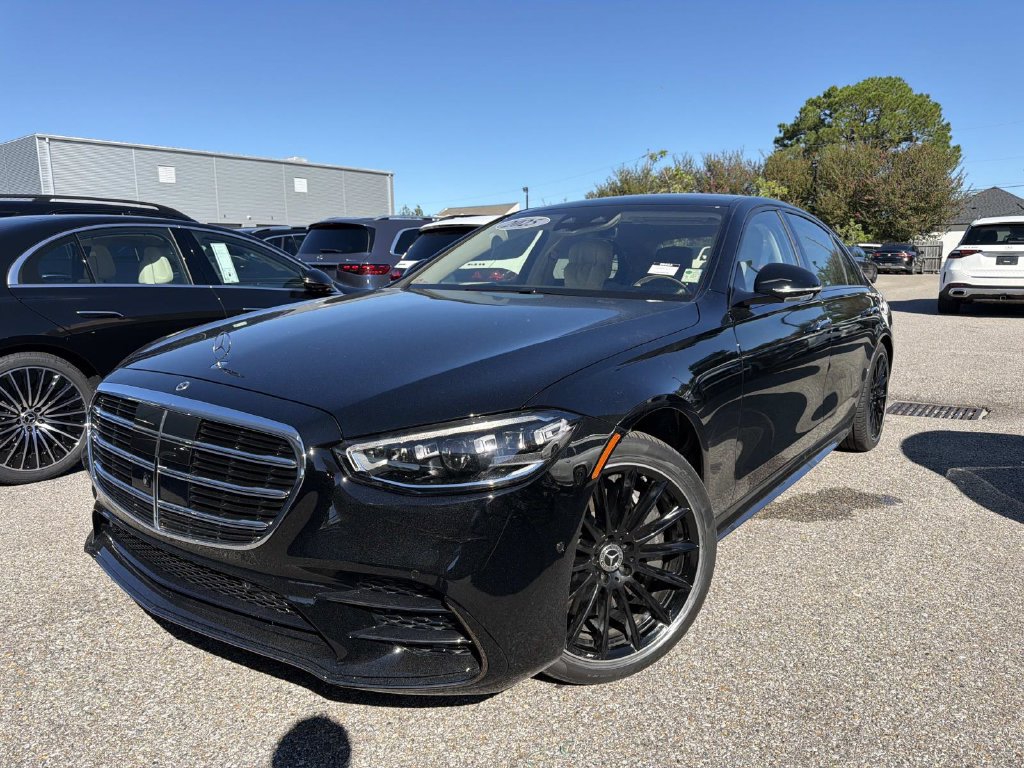 Used 2025 Mercedes-Benz S 580e 4MATIC Sedan image 3
