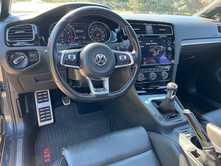 Used 2019 Volkswagen GTI SE image 10